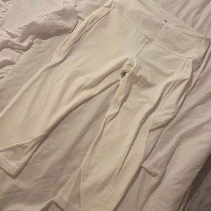 Women’s lululemon white Capri leggings